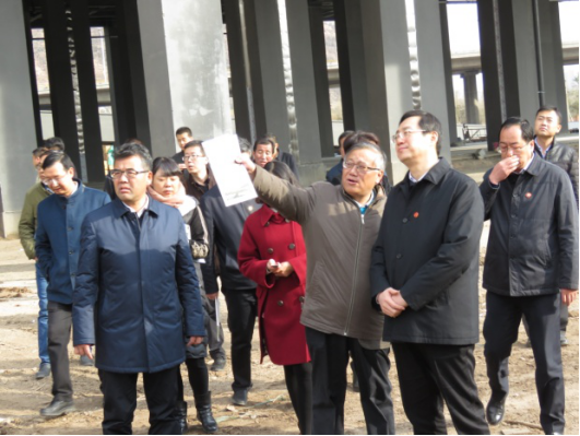 省委常委、西寧市委書記王曉在青海省物產(chǎn)集團(tuán)總公司黨委書記、總經(jīng)理王玉輝陪同下，深入青海物產(chǎn)朝陽(yáng)物流園區(qū)。